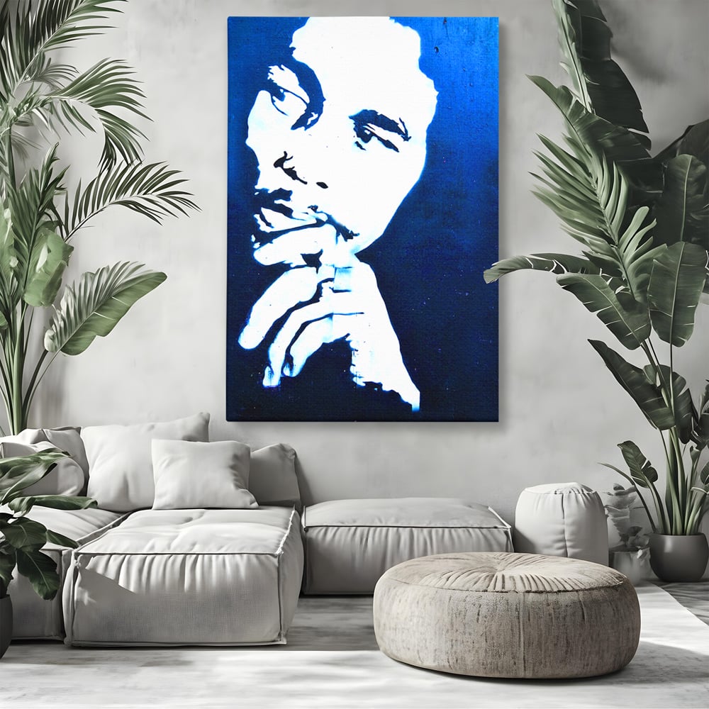 Tablou canvas cu tablou canvas cu portretul stilizat al lui bob marley, fara rama, pe sasiu de lemn, pe perete intr-un living
